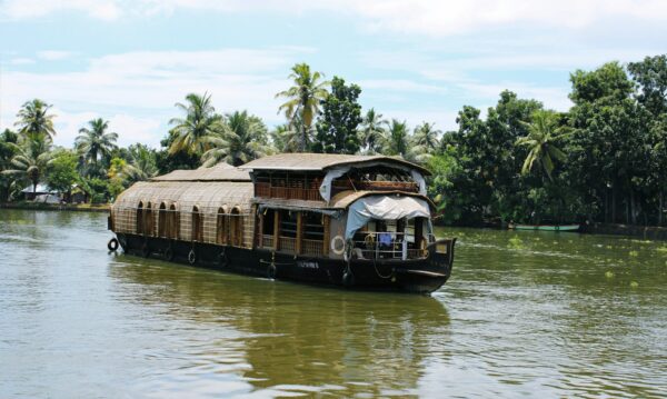 Day 2 : COCHIN – MUNNAR (130 Kms )